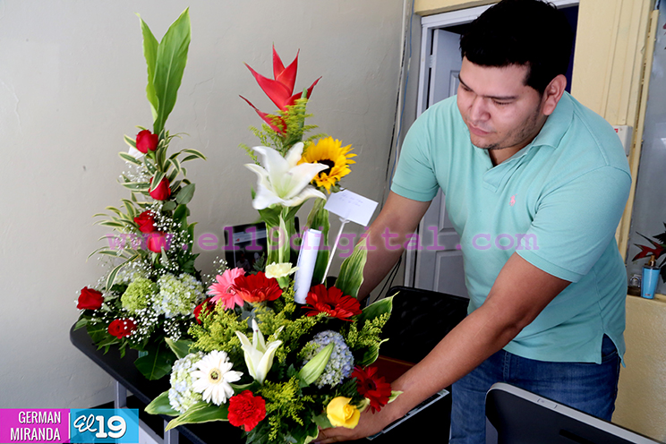 Flores, un bonito obsequio para las mujeres en su d&iacute;a